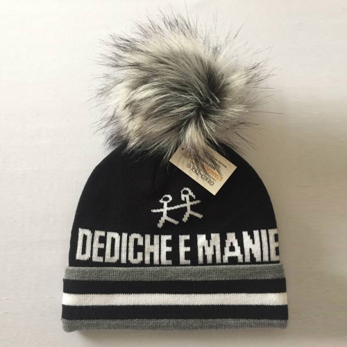 Kulich s lemem, vypleteným logem a kožešinovou bambulí