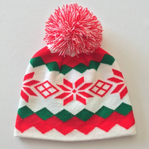 Dětský kulich s vypleteným vzorem a bambulí